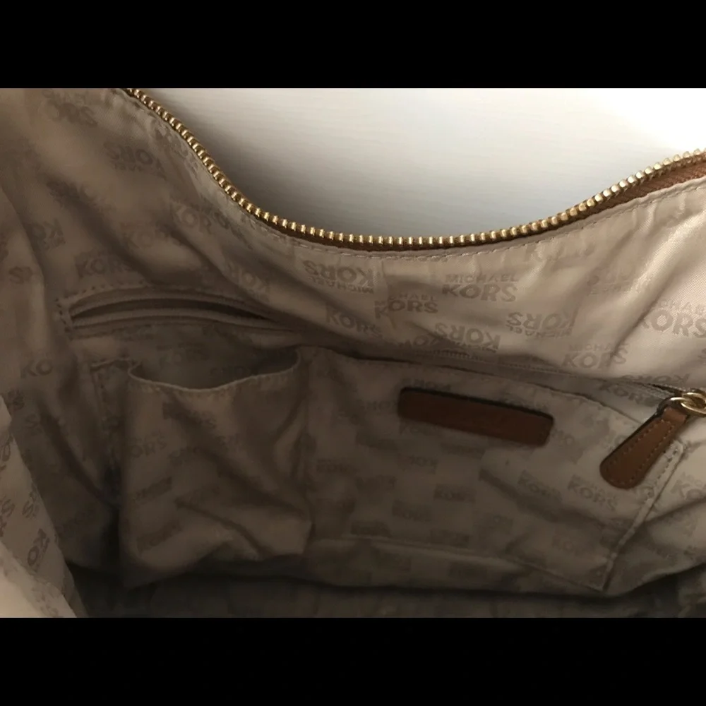 Michael Kors Leather Hobo (medium size) - Picture 4 of 6